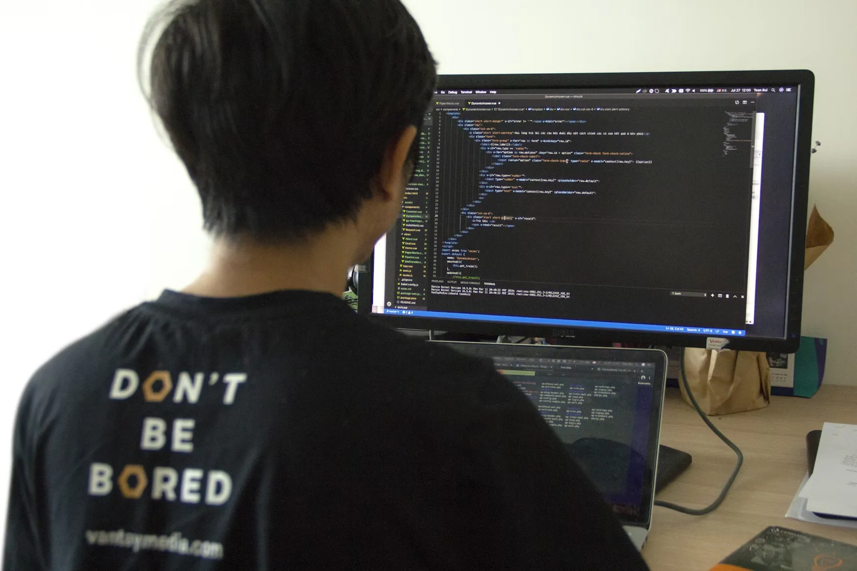 Adolescent en train de coder sur un ordinateur